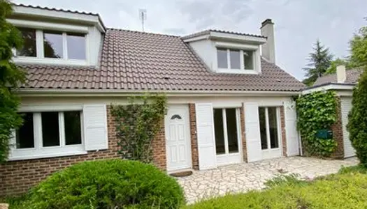 Vends maison Le Mesnil Saint Denis (78) 7 pièces - 130m²