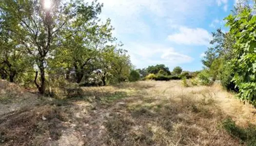 Terrain avec Permis de construire au coeur du village de Lauris 