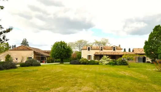 Propriété de campagne avec sa grange et sa piscine sur 1 ha.