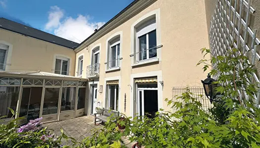Belle maison avec 5 chambres situee dans le centre ville de Chateau-du-Loir (72500) 