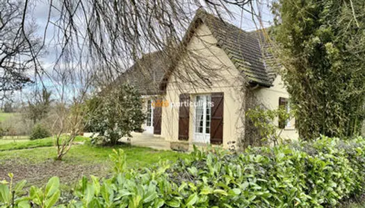 Charmante maison sur sous-sol à Saint-Georges-De-Bohon avec cheminée centrale.