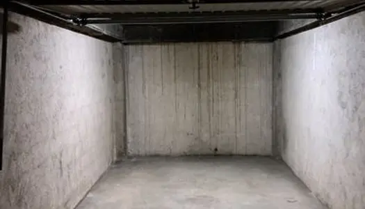 Loue garage de 17 m2 centre LA ROCHE 