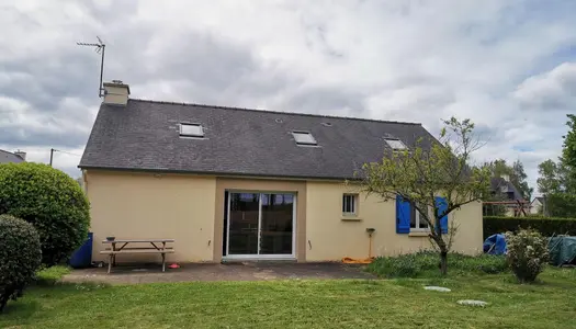 Maison de plain pied et un double garage indépendant à St Judoce près d'Evran(22). 