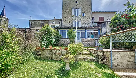 A Vendre Maison en pierre renovee de 150 m2 avec terrasse couverte, jardinet et dependance 