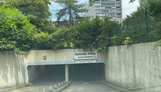 À Vendre : Place de Parking Couvert et Sécurisé à Courbevoie 