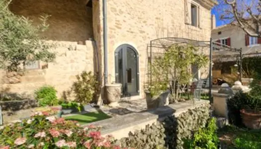 Tres belle maison de village en pierre avec jardin et garage