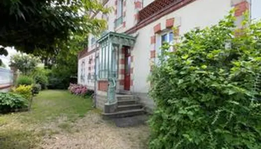 Maison de 10 pièces, 2 garages, grand terrain. 