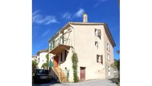 Au coeur du bourg, maison de village avec remise et cave