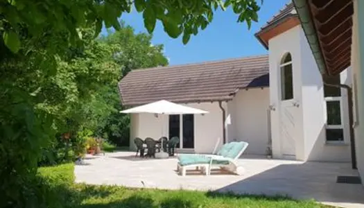 Propriété sur 1 hectare avec piscine chauffée et étang privé