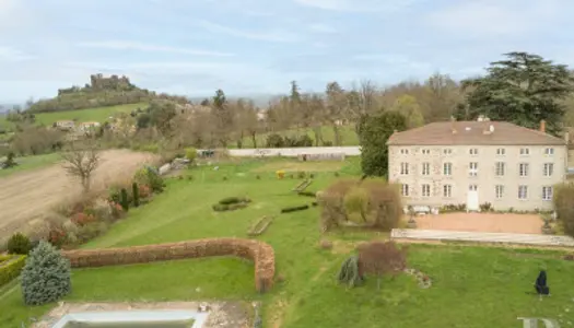 À 30 km à l'est de Clermont-Ferrand, une vaste maison de maître,