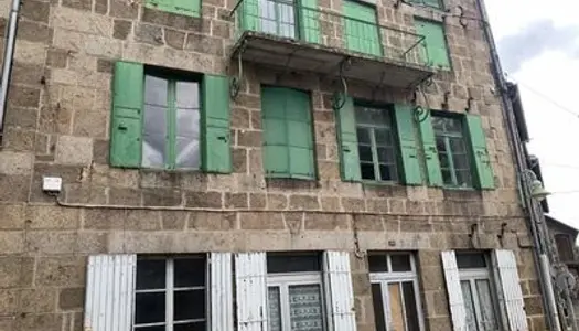Immeuble à rénover au centre du village de Saint Agrève 