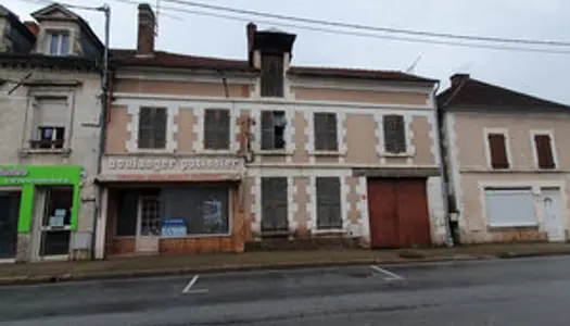 Bâtiment principal avec toiture neuve, Hangars + divers dépendan 