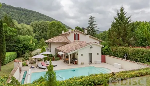 Elégante maison familiale avec piscine et beau parc à Saint Antonin Noble Val 