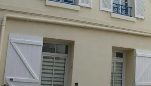 F2 duplex indépendant, plein centre, à moins de 10 minutes gare à pied