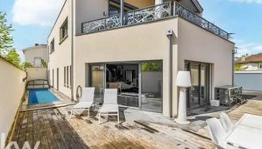 HEYRIEUX - Maison 5 pièces de 220 m² avec piscine, terrasse, b