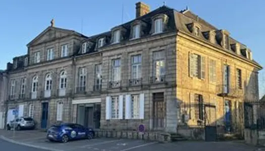 Haute Vienne - Superbe aile Est d'un château historique 260m².