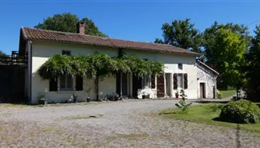 Spacieuse ferme et dépendances du Limousin