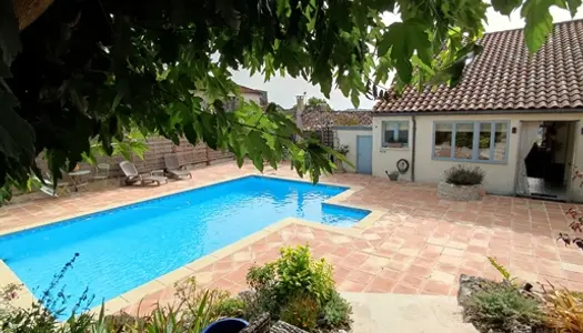 Maison de village avec piscine et jardin , trois grandes chambres , garage et beaucoup d'a