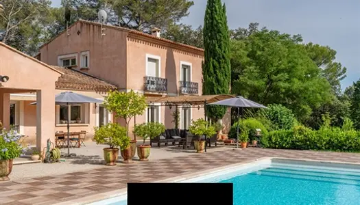 Voici une superbe villa d'architecte de style Bastide, nichée au coeur d'un magnifique et 