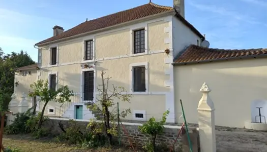 Belle Maison de Maître avec Grand Jardin et Dépendances