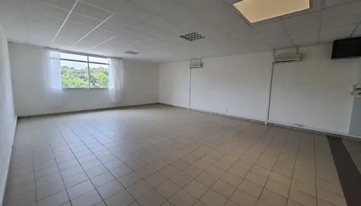 Bureau 77 m²