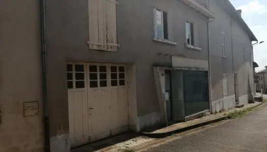 Brillac - Commerce, avec garage et cour 