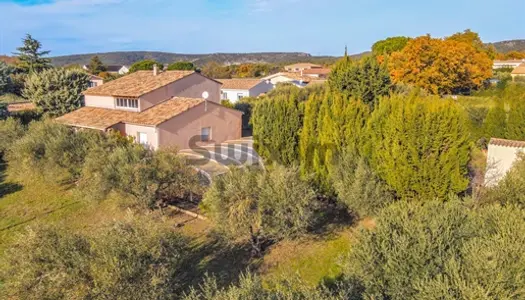 Villa avec grand terrain arboré dans village prisé du Pont du Gard