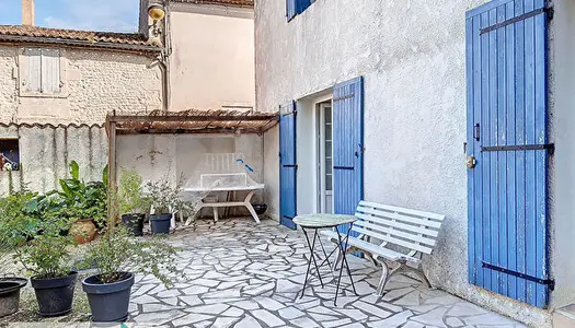 A vendre maison de caractere au centre ville de Mortagne Sur Gironde avec jardin, a 20 mn des plages