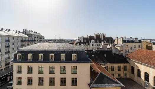 LOCAL COMMERCIAL PLEIN CENTRE SAINT GERMAIN-EN-LAYE AVEC JARDIN 