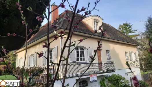 Propriété avec de beaux volumes sur un terrain plat arboré.