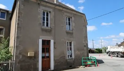 MAISON DE BOURG MEUBLÉE AVEC GRANGE ET JARDIN 