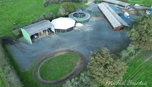 Centre d'entraînement avec barns et piste d'entraînement