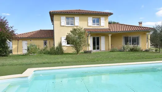 Villa de 140 m² avec piscine et garage double sur un terrain de 1320 m² 