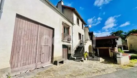 Maison vigneronne, dépendances et jardin. 