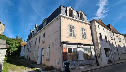 Immeuble de rapports comprenant 6 appartements et 1 local commercial à Sauveterre de Béarn