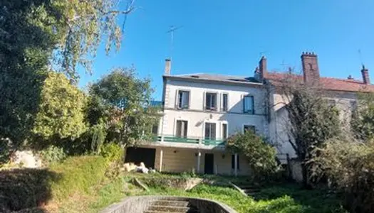 A vendre villa sur 4 niveaux; organisée en 3 appartements, sur un grand jardin arboré clos de murs 