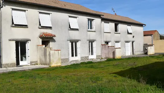 Dpt Deux Sèvres (79), à vendre A proximité de AIRVAULT immeuble  de trois logement- Terrain de 