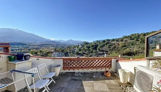 Maison en pierre sur Eus avec terrasse et belle vue