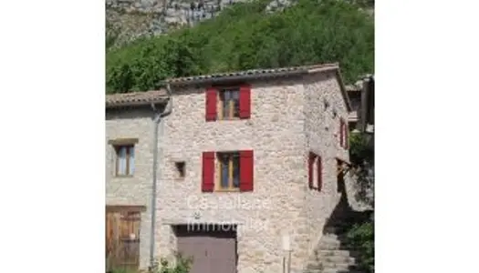 Maison de village en pierre avec garage