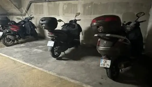 Place parking moto / 2 roues métro Stalingrad / Louis Blanc 