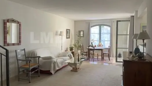 BEL APPARTEMENT UZES PROCHE CENTRE BEL IMMEUBLE AVEC VUE