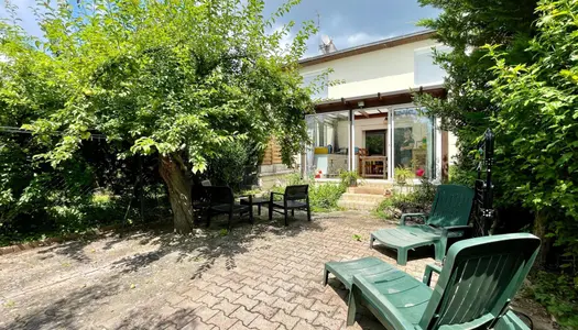 Maison jumelée avec son jardin paisible et arboré 