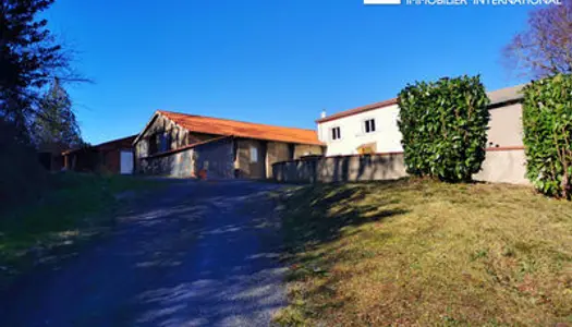 Tarn : Labastide Rouairoux beau corps de ferme avec habitation rénovée , dépendances et terrain 