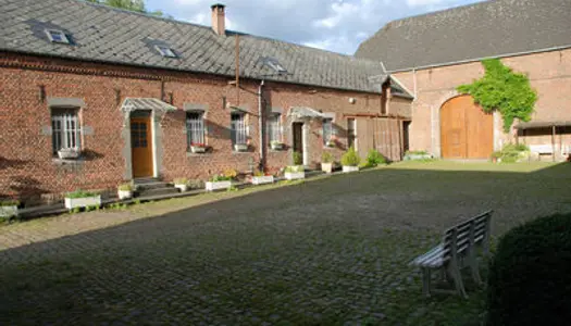 Corps de ferme avec 2 hectares grange et annexes.