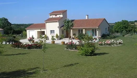 Maison de plain pied, garage, piscine et joli terrain