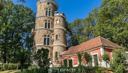 Plessis-Robinson, maison de maître « La Tour de Robinson » et sa tour de style néogothique avec 