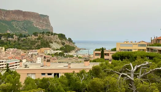 CASSIS Centre, Appartement T3/4 de 68m2, traversant, vue Panoramique avec Balcon et cave 