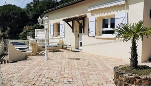 Maison 130 m2 au calme et proche du centre ville avec 3 chambres, piscine et une très belle vue 