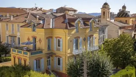 Maison de village d'architecte "Piet Boon" d'Amsterdam, nichée dans la charmante commune de Vence. 