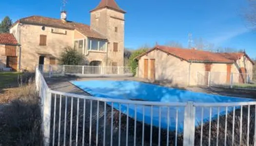 Propriété comprenant une maison type quercynoise, une petit maison, une piscine, une grange et un 